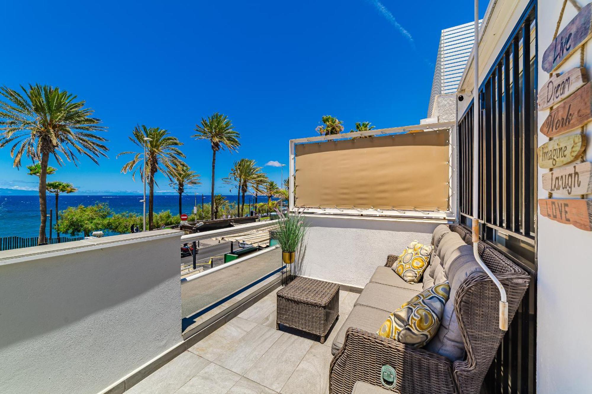 Front Of A Beach Aircon Las Americas Costa Adeje プラヤ・デ・ラス・アメリカス エクステリア 写真